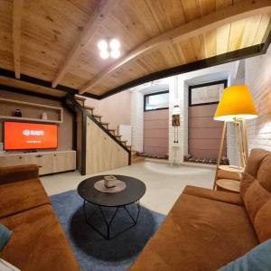 una sala de estar con un sofá y una mesa en Plexanovi Apart, en Tiflis