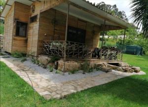 una casa con un porche con una pasarela de piedra en la parte delantera en Moinho Azenha do campelo en Vila Verde