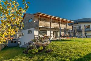 Haus LandArt في سخلادميخ: منزل به ساحة كبيرة أمامه