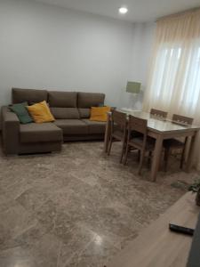 - un salon avec un canapé et une table dans l'établissement Acera del Rio, à Cordoue