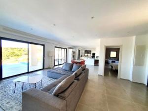 Η κουζίνα ή μικρή κουζίνα στο EXCEPTIONNELLE VILLA Proche d'AJACCIO et PORTICCIO +19 φωτογραφίες