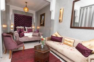 ein Wohnzimmer mit einem Sofa und einem Bett in der Unterkunft Riad Sultan Suleiman in Marrakesch