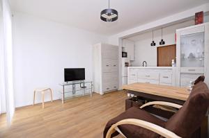 Televízia a/alebo spoločenská miestnosť v ubytovaní Seaside Studio Apartment Dworska