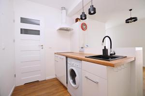 Kuchyňa alebo kuchynka v ubytovaní Seaside Studio Apartment Dworska
