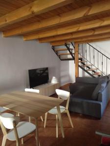 a living room with a table and a couch at Nuestras Estrellas in Cabreros del Monte