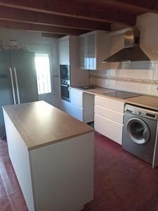 a kitchen with a washing machine and a washer at Nuestras Estrellas in Cabreros del Monte