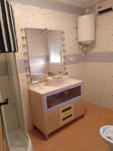 a bathroom with a sink and a mirror at Nuestras Estrellas in Cabreros del Monte