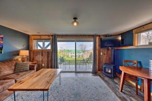 Гостиная зона в Cozy Condo Ski-In and Out with Burke Mountain Access!