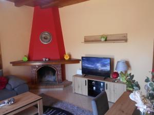 Televízia a/alebo spoločenská miestnosť v ubytovaní Little Castle