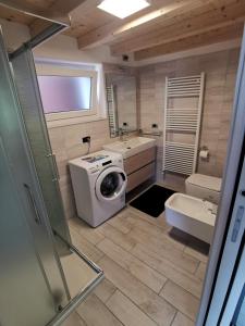 a bathroom with a washing machine and a sink at GM HOUSE in Gravedona