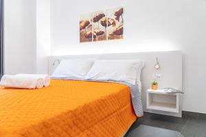 Säng eller sängar i ett rum på Colours Apartments & Rooms