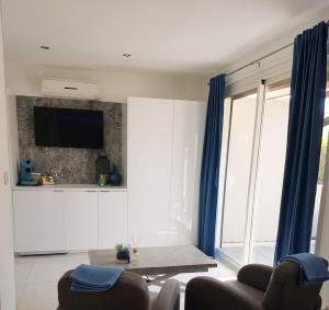 Et tv og/eller underholdning på Villa Calma Port Venus Village Naturiste Piscine & vélo