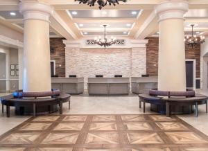 a lobby with two columns and two benches at Club Wyndham Grand Desert in Las Vegas