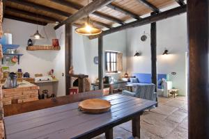 cocina y sala de estar con mesa de madera en Algarve Charming 1b Mezzanine Villa en Santa Bárbara de Nexe