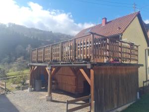 um edifício de madeira com um comboio em cima em Le Chalet du Tanet spa sauna terrasse en Alsace em Soultzeren