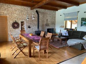 - un salon avec une table et des chaises en bois dans l'établissement Holiday house Green Dream, à Obrovac