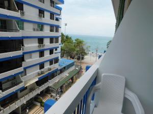 Karey Apartamentos By Danp في سانتا مارتا: اطلالة على المحيط من شرفة الفندق