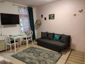 a living room with a couch and a table at Ferienwohnungen Burgfrieden 6 in Cochem
