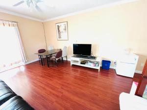 TV a/nebo společenská místnost v ubytování Bear Creek Suite