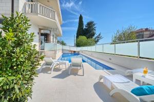 Hotel Riva Kaštela with swimming pool内部或周边的泳池