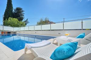 Hotel Riva Kaštela with swimming pool内部或周边的泳池