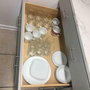 Historic Sebring Downtown Home في سيبرينغ: درج خزانة به أطباق وأكواب بيضاء +13 صورة