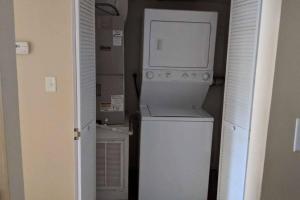 Historic Sebring Downtown Home في سيبرينغ: مطبخ مع موقد ابيض وثلاجة