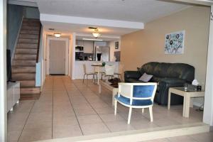 Historic Sebring Downtown Home في سيبرينغ: غرفة معيشة بها أريكة وطاولة