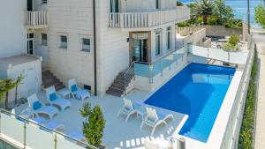 Hotel Riva Kaštela with swimming pool内部或周边的泳池