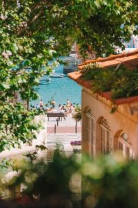 einen Blick auf einen Wasserkörper mit Menschen am Strand in der Unterkunft Nomad Dreams N2 in Cascais