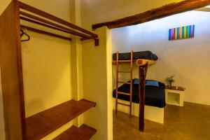 een kamer met een stapelbed en een ladder bij Del Wawa in Máncora