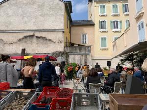 tłum ludzi chodzących po odkrytym rynku w obiekcie Duo Romantic w mieście Bagnères-de-Bigorre