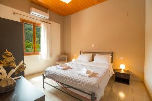 Una cama o camas en una habitación de Ntamari Apartments