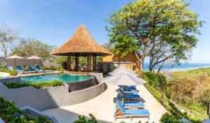 un complexe avec une piscine et un kiosque dans l'établissement Hotel Boutique Lagarta Lodge, à Nosara