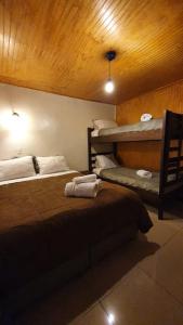 a bedroom with two bunk beds in a room at Hostal Las Heras in Temuco