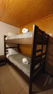 Uma ou mais camas em beliche em um quarto em Hostal Las Heras