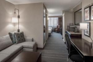 Posezení v ubytování DoubleTree Suites by Hilton Minneapolis Downtown