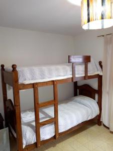Katil dua tingkat atau katil-katil dua tingkat dalam bilik di Los Jazmines