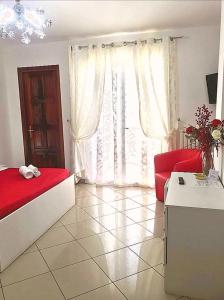 sypialnia z czerwonym łóżkiem i czerwoną kanapą w obiekcie Il Girasole w mieście Vibo Valentia