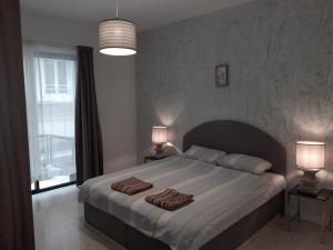 sypialnia z dużym łóżkiem z dwoma ręcznikami w obiekcie Lovely two bedroom apartment seconds from the Sea! w mieście Sliema