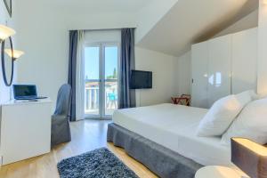 Postel nebo postele na pokoji v ubytování Hotel Riva Kaštela with swimming pool + 19 fotografií