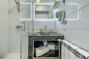 Hotel Riva Kaštela with swimming pool的一间浴室