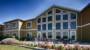 ein Gebäude mit Fenstern und Stühlen im Hof in der Unterkunft Best Western Plus Grapevine Inn in Sunnyside