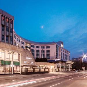 un grand bâtiment avec une rue en face dans l'établissement Dorint Hotel Dresden, à Dresde