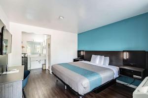 Кровать или кровати в номере Motel 6 Tampa Near Fairgrounds - Casino