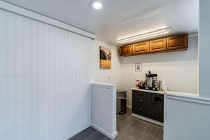 A kitchen or kitchenette at Motel 6 Tampa Near Fairgrounds - Casino