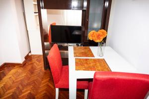 布宜诺斯艾利斯Palermo 2的有一张桌子和红色椅子的餐厅