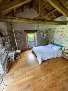 1 dormitorio con 1 cama en una pared de ladrillo en Galicia Retreat, en Santa Marta de Ortigueira
