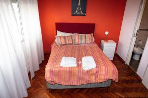 een slaapkamer met een bed met twee handdoeken erop bij Palermo 2 in Buenos Aires