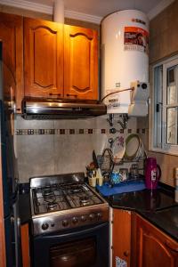 uma cozinha com armários de madeira e um forno com placa de fogão em Palermo em Buenos Aires